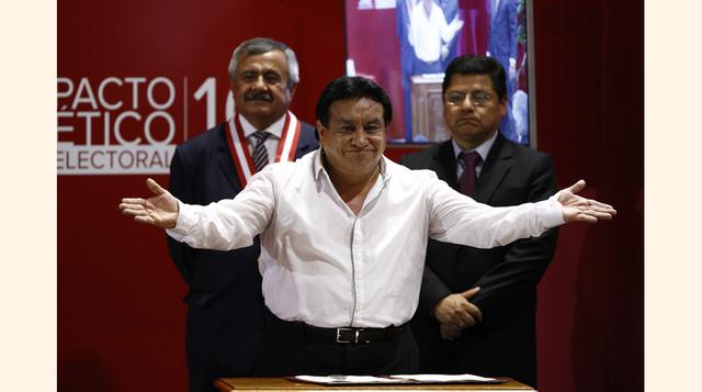 José Luna Gálvez también es considerado otro tránsfuga en el Congreso del año 2000, que tuvo una corta vida hasta las elecciones del 2001. Sin embargo, Luna Gálvez, al igual que otros congresistas considerados tránsfugas, fueron absueltos en el Poder Judi