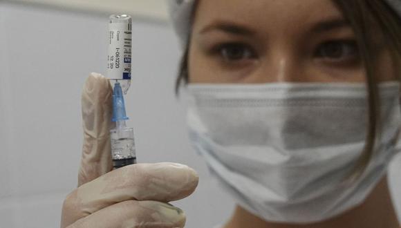Un médico prepara la vacuna Sputnik V de Rusia contra el coronavirus en el punto de vacunación del centro comercial Columbus en Moscú, Rusia. (EFE/SERGEI ILNITSKY).