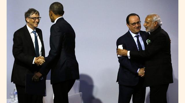 El presidente de EE.UU. Barack Obama, saluda al presidente de Microsoft Bill Gates (izquierda). Al mismo tiempo, el presidente Francois Hollande saluda al Primer Ministro de la India, Narendra Modi, durante un encuentro para lanzar  "Misión Innovació