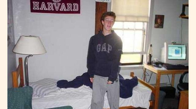 En este momento, Facebook aún era administrada desde su dormitorio, pero era hora de ponerse serios. Zuckerberg dejó la Universidad de Harvard en el 2004, al igual que Bill Gates en el pasado.
