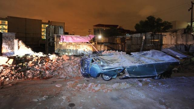 Foto 25 | Corte la corriente eléctrica, si sabe o sospecha que hay daños. Cierre el suministro de agua en la toma principal si las tuberías de agua están dañadas. No baje el agua de los inodoros hasta que sepa que el alcantarillado está en buenas condicio