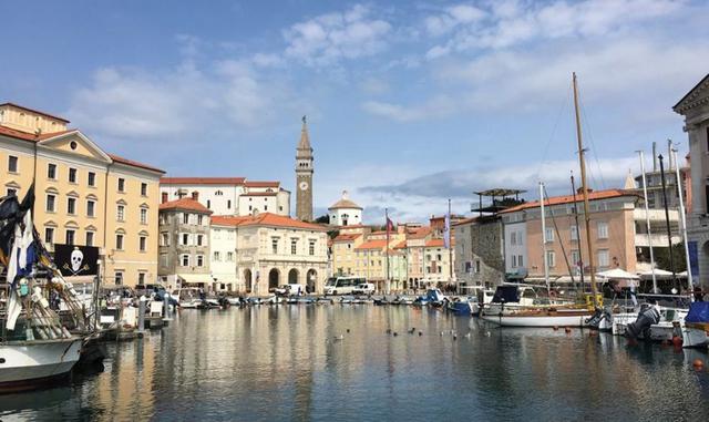 Foto 27 | Dónde: Piran, Eslovenia. Patricia Stone, fundadora de Global Adventuress, comenta: “Eslovenia se encuentra en el corazón de Europa y limita con los Alpes y la costa mediterránea. Es un país que tiene un poco de todo: montañas, playas, lagos prístinos, 11,000 cuevas kársticas, castillos, una llanura de sal de Panonia, manantiales de agua saludable y vida de la ciudad en Ljubljana, la capital verde de Europa. No es de extrañar que se haya llamado Nueva Zelanda de Europa. Una de mis ciudades favoritas para visitar es Piran, ubicada en la Istria eslovena del Mar Adriático. Explore esta ciudad costera, una pequeña Venecia, y saboree una comida fresca de marisco por menos de US$ 10. Es el lugar perfecto para visitar a pie. Pasea por los callejones y visita el mercado. Sube a las murallas de la ciudad y a la parte superior de la torre del campanario para obtener vistas espectaculares. O alquila una bicicleta y circula por el campo. Es un viaje fácil de un día desde Ljubljana, pero si planea pasar la noche, visite un lujoso hotel de cuatro estrellas como Hotel Piran por solo US$ 80 por noche. ¿Como navegar? Visite GoOpti para traslados desde el aeropuerto a tan solo US$ 9. Si desea compartir el viaje de Eslovenia a Italia o Croacia, consulte su sitio para obtener grandes ofertas. Por ejemplo, puedes compartir el viaje de Ljubljana a Venecia por tan solo US$ 18. Round About Slovenia ofrece ofertas para tours por todo el país e incluso Croacia”.