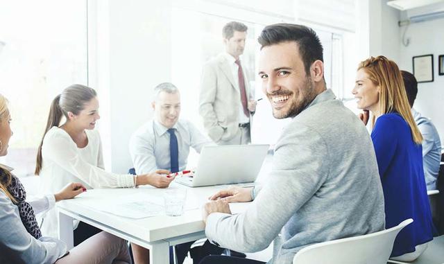 FOTO 4 | El 15% de encuestados señalan que su felicidad se debe a que hay un buen ambiente laboral en sus centros de trabajo. (Foto: USI).