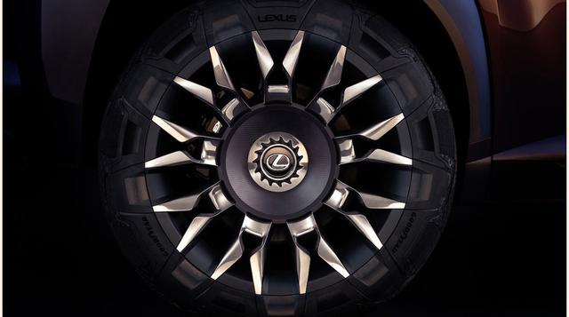 El UX también cuenta con llantas de arcos cuadrados y su defensa delantera más definida. (Foto: Megaricos)