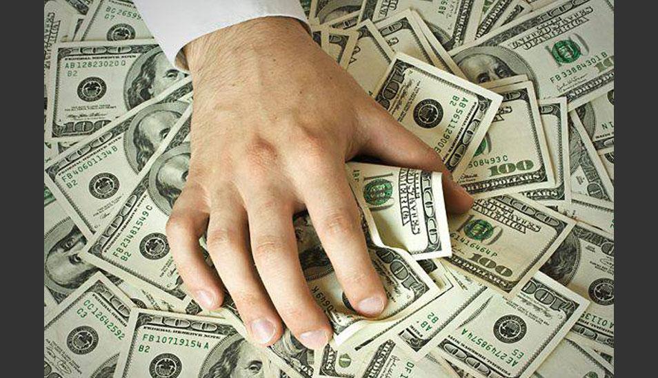 FOTO 10 | 10. Están obsesionados con ir más allá de las expectativas. Finalmente, quienes se convierten en millonarios tienen éxito al hacerse invaluables. Hacen un esfuerzo adicional para garantizar que se destaquen del resto. Esto significa que no postergan ni esperan a que las cosas se acumulen. Saben que mantener buenas relaciones con sus clientes y empleados significa estar siempre un paso adelante.


Las personas exitosas se preguntan qué esperan y quieren las personas. ¿Cómo exijo esas expectativas? ¿Cómo ofrezco algo que es único y sorprendente? Si solo pretendes tocar el último escalón, entonces eso es todo lo que conseguirás: nunca te levantarás por encima de la mediocridad.

Aquellos que sobresalen consistentemente son los que aumentan el listón. Esas son las personas cuyo éxito supera incluso sus expectativas más descabelladas. (Foto: AP)