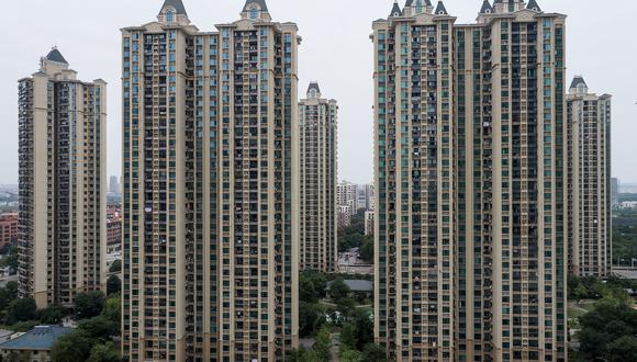 Un complejo de viviendas del promotor inmobiliario chino Evergrande se ve en Wuhan, en la provincia central china de Hube. (Foto de AFP).