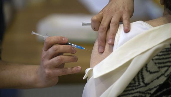 La fase de inmunización de los inmunodeprimidos concluirá el 7 de febrero, cuando se iniciará la vacunación de los mayores de 55 años que hayan completado seis meses desde que recibieron la tercera dosis. (Foto: CLAUDIO REYES / AFP)