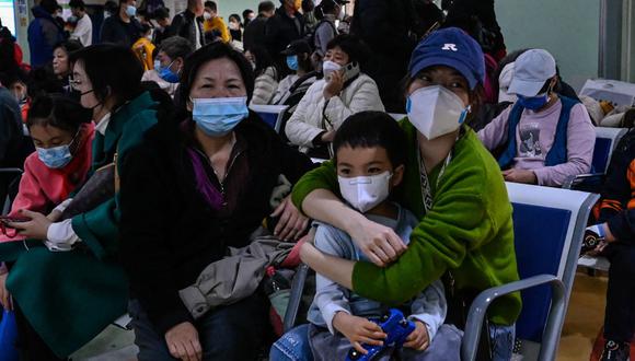 Los niños y sus padres esperan en un área ambulatoria de un hospital infantil en Beijing el 23 de noviembre de 2023 (Foto: Jade Gao / AFP)
