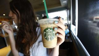 Starbucks se permite cobrar una fortuna por granos baratos