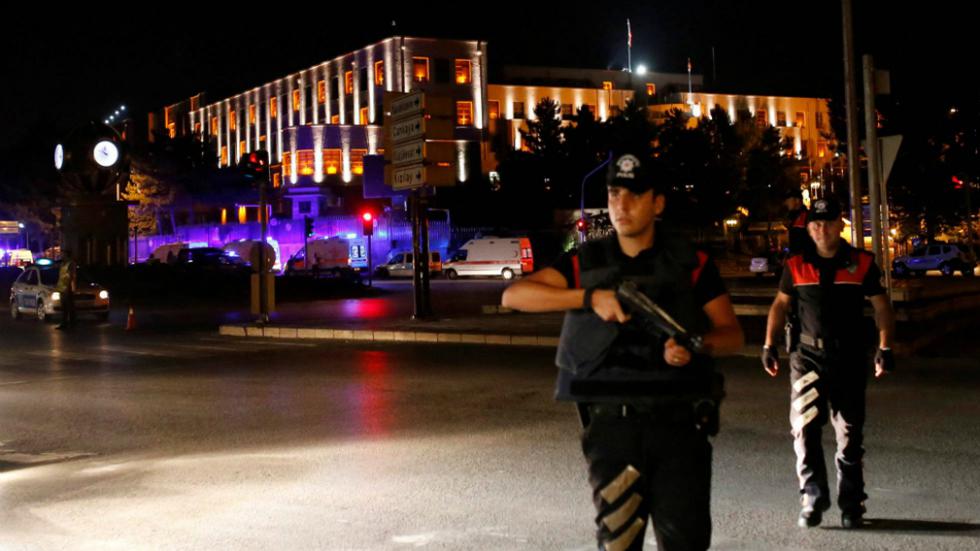 El primer ministro turco Binali Yildirim afirmó este viernes que algunos sectores de las Fuerzas Armadas se han levantado contra el Ejecutivo. Los militares confirmaron esto mediante un comunicado leído en televisión.  (Foto: Reuters)