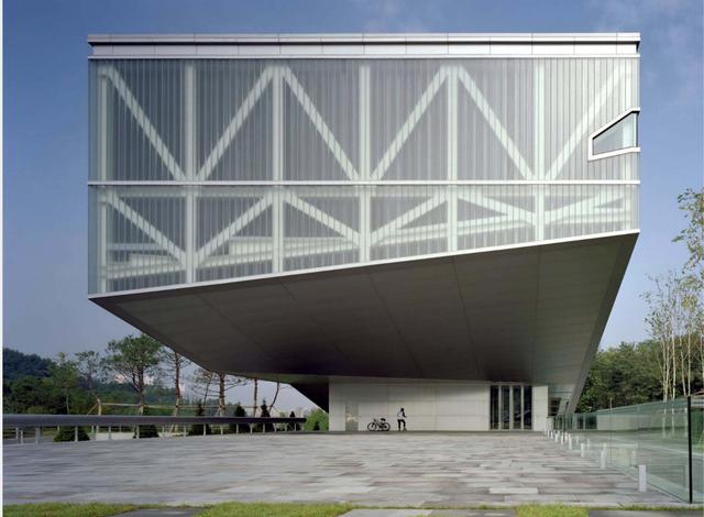 FOTO 36= | Universidad Nacional de Seúl, Corea del Sur. Al clasificarse entre las 50 mejores del mundo por sus más de 30 materias, la universidad es una institución de primer nivel de Corea del Sur. Tiene 16 colegios, una escuela de posgrado y nueve escuelas profesionales con cursos tales como ingeniería química, idiomas modernos y política social en oferta. Estudiantes: Más de 28,000.