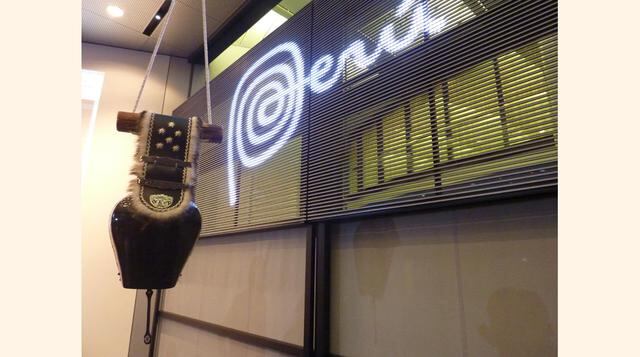 Por la visita de las autoridades nacionales, los monitores de la plaza suiza mostraron el logo de la Marca Perú. (Foto: Javier Parker)