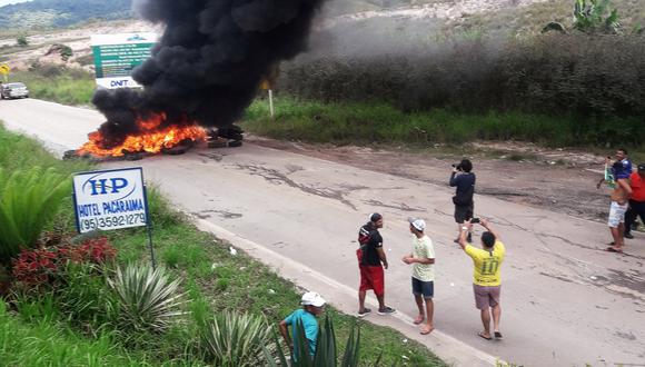 Habitantes de Pacaraima protestaron ayer contra la presencia de inmigrantes venezolanos en la ciudad, los expulsaron de las tiendas de campaña donde dormían y quemaron sus objetos personales. (Foto: Reuters)
