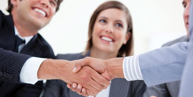 Foto 5: Agenda reuniones con amigos y colegas. Avísales que estás buscando empleos y diles cuáles son tus intereses.