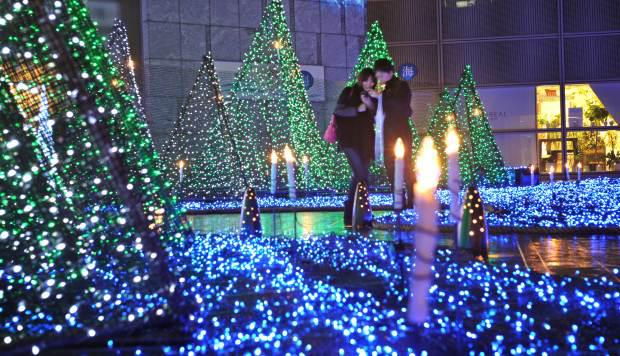 Para obtener una luz blanca, estas luces combinan un diodo azul con una capa de fósforo amarillo. Entre más "fría" es la luz, más grande es la proporción de azul. (Foto: AFP)
