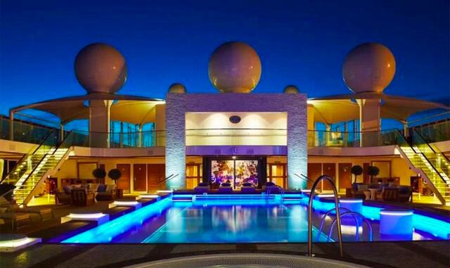 Por supuesto, no podían faltar las dos piscinas al aire libre y el jacuzzi para que los residentes se relajen y disfruten del sol en la cubierta principal. (Foto: Mega ricos)