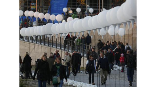 La gente camina entre los ocho mil globos instalados para simular el muro de Berlín. (Foto: Reuters)