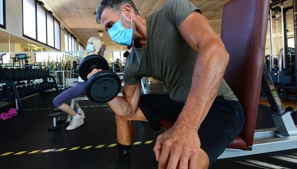 Un hombre usa una mascarilla mientras hace ejercicio en el primer día de permiso para ejercitarse en los gimnasios en varios ciudades de Italia. (Photo by Roberto Serra - Iguana Press/Getty Images)