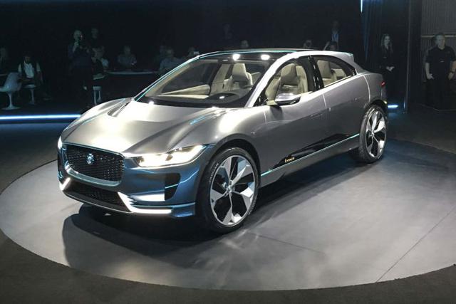 Los detalles siguen siendo escasos, especialmente considerando la falta de devolución táctil que tiene la realidad virtual, pero el interior incluye asientos livianos y una posición de conducción deportiva para el conductor. (Foto: Bloomberg)