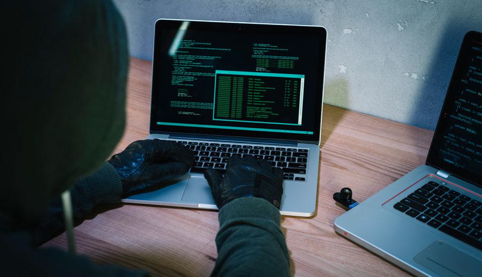 FOTO 4  | Amenazas persistentes avanzadas dirigidas a los bancos

 

Prevemos que sigan surgiendo amenazas persistentes avanzadas (APT por sus siglas en inglés) con una renovada orientación hacia el sector bancario, lo que recuerda a los titulares protagonizados en 2014 por el grupo Carbanak referentes al uso de una campaña de tipo APT para robar dinero de los bancos. Se informó de que el malware se había introducido a través de correos electrónicos de phishing y se dijo que los piratas informáticos robaron cientos de millones de euros, no solo de los propios bancos sino también de más de mil clientes. (Foto: Freepik)