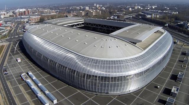 Estadio Pierre-Mauroy (Villeneuve-d'Ascq/Lille) Capacidad: 50,000 plazas. El estadio, situado en los suburbios de Lille y dotado con un techo corredizo, fue inaugurado en agosto del 2012. En su configuración fútbol, dispone de más de 7,000 plazas VIP