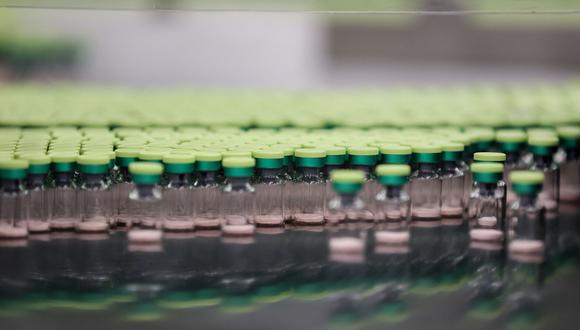 Vista de viales en una línea de empaque en la fábrica de la farmacéutica GlaxoSmithKline (GSK) donde se produciría la vacuna COVID-19 CureVac. (Foto: Kenzo TRIBOUILLARD / AFP)