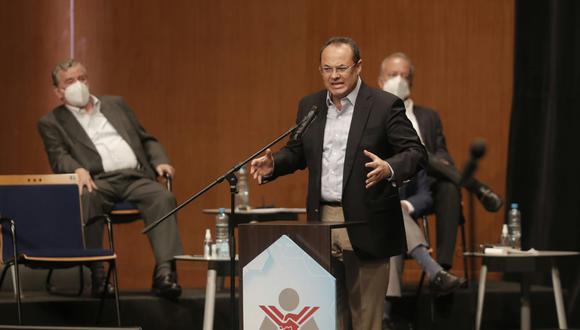Luis Carranza debatió contra Juan Pari en base a la recuperación económica y reducción de la pobreza. (Foto: GEC)