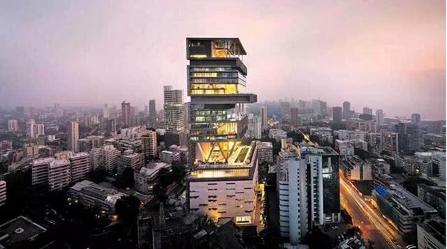 Mumbai, India. Su nombre es “Antilia”, se encuentra en el sur de Mumbai, India y se afirma que es la casa más cara hasta la fecha jamás construida: ¡mil millones de dólares!. Es una torre de 27 pisos, con más de 400,000 pies cuadrados de espacios, que per