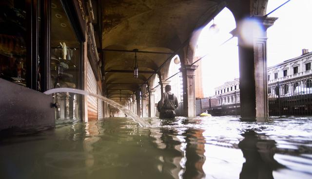 El alcalde de Venecia, Luigi Brugnaro, decretó el cierre de la Plaza de San Marcos por motivo de seguridad. (Foto: AFP)