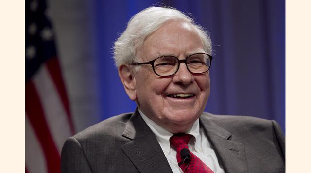 Warren Buffet. El director de Berkshire Hathaway tiene hoy un patrimonio de US$ 58,500 millones, pero a los 14 años repartía los diarios Washington Post. Ese mismo año invirtió sus ahorros de US$ 1,200 en 40 hectáreas de tierra. (Foto: Bloomberg)