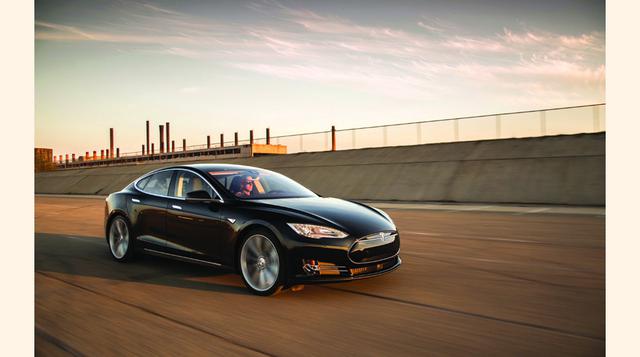 Tesla P85D, Puede acelerar de 0 a 96 kilómetros en 5.6 segundos igual que una Ferrari  y sin consumir una gota de combustible. La nueva vedette de la automotriz eléctrica premium lleva dos motores con potencia de 651 caballos, batería de 85 kWh y sistema 