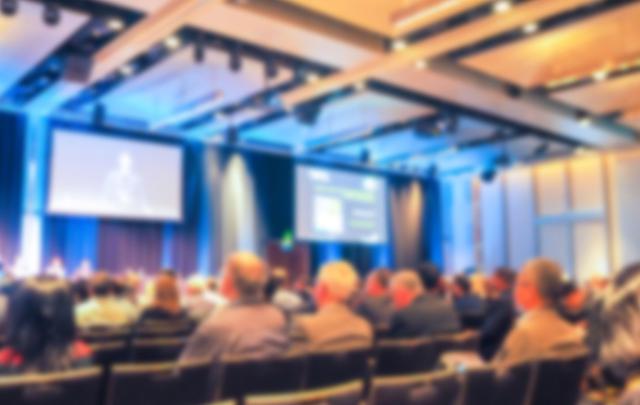 2. La estrella del campus. Estos profesores son reconocidos dentro y fuera del campus por su trabajo, son eminencias en su campo de estudios, y parece que todo libro, lectura o conferencia sobre algo remotamente similar a sus áreas de trabajo siempre están dictados o escritos por ellos. Es lo más próximo a una celebridad del mundo académico y cuando no veas su rostro en el aula o por los pasillos de la Universidad, seguramente lo verás en la TV en alguna conferencia internacional. (Foto: Freepik)