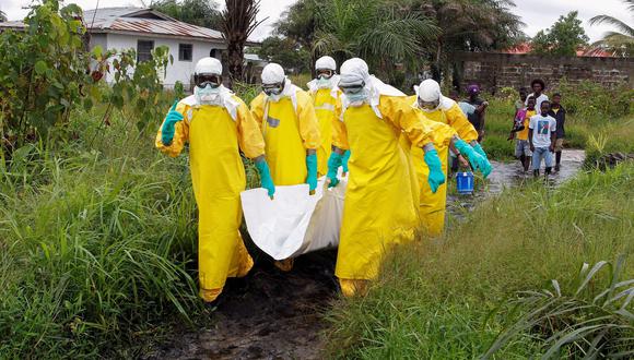 Imagen referencial. Enfermeras de la Cruz Roja se llevan un cuerpo sospechoso de estar infectado por el ébola. EFE/ Ahmed Jallanzo