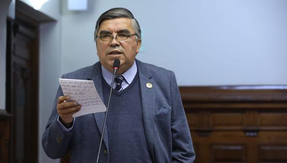 Alex Paredes, del Bloque Magisterial, anunció que su bancada respaldará a Luis Aragón como candidato a la presidencia del Parlamento. (Foto: Congreso)