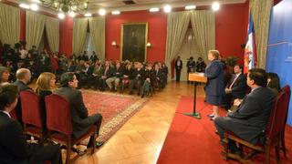 Michelle Bachelet firmó proyecto de ley para crear AFP estatal en Chile
