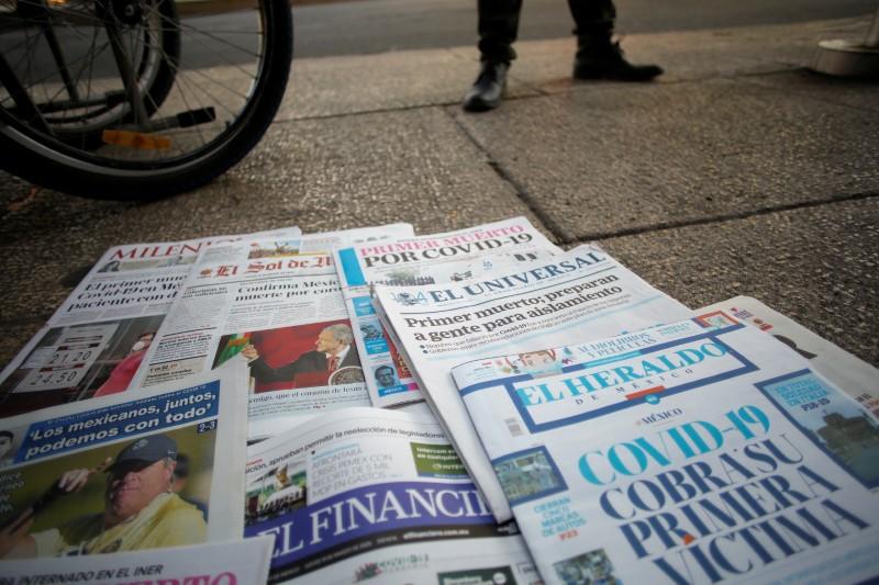 El coronavirus permanece más tiempo en superficies lisas. Por eso, para el papel impreso, que es mucho más poroso que el cartón, la viabilidad del virus es todavía más corta. (Foto: Reuters)