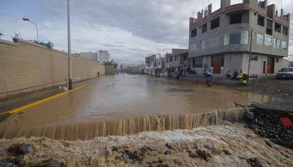 Las aguas de la inundación corren por una calle en Moche, departamento de La Libertad, en el norte de Perú, el 13 de marzo de 2023. (Foto de Arturo GUTARRA / AFP)
