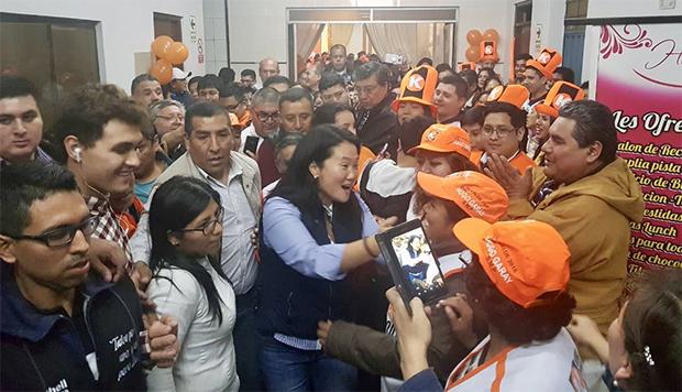 Keiko Fujimori bailó con Diethell Columbus en recorrido proselitista. (Foto: @KeikoFujimori)