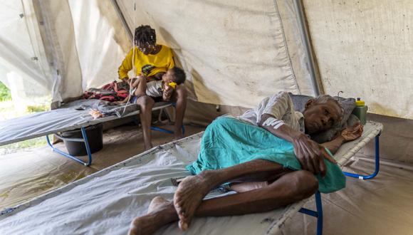 Una anciana que muestra síntomas de cólera recibe tratamiento en una clínica dirigida por Médicos Sin Fronteras en Cite Soleil. (Foto: Richard Pierrin / AFP)