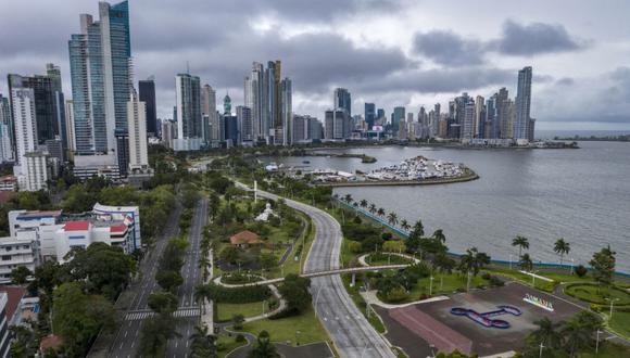 Vista aérea de una carretera vacía en la Ciudad de Panamá, tomada el 31 de mayo de 2020 durante el último día de cierre total por la pandemia de coronavirus. (Foto: Luis ACOSTA / AFP).