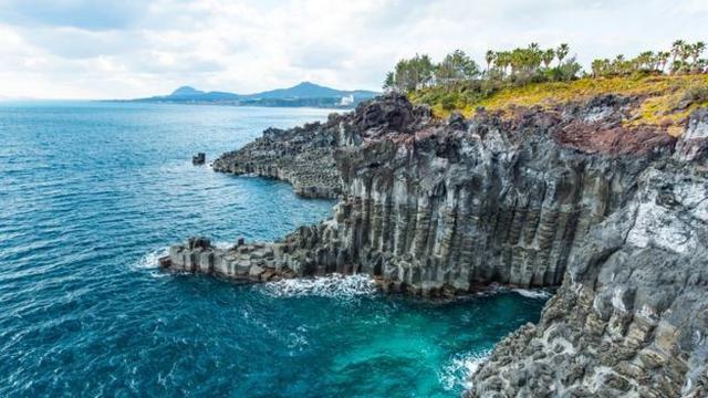 Isla Jeju, Corea del Sur: De acuerdo a los residentes locales, esta isla de cerca de 2.000 kilómetros cuadrados está ahora llena de basura y tráfico. Hasta ahora, no se han creado reglas para proteger la isla. Es más, las autoridades están considerando la construcción de un nuevo aeropuerto en el sur de la isla, lo cual podría triplicar el número de turistas al año y llegar así los 45 millones de visitantes para 2035. (Foto: Getty Images)