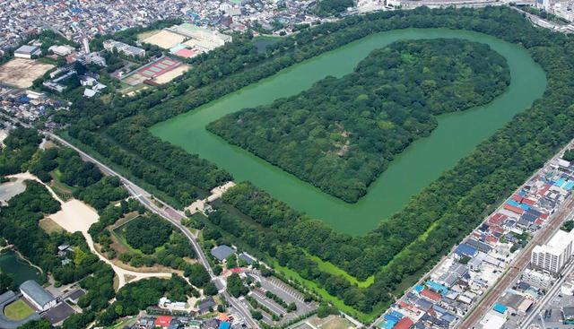 FOTO 16 | Mozu-Furuichi Kofun Group: Tumbas del montón de Japón antiguo. Ubicada en una meseta sobre la llanura de Osaka, esta propiedad incluye 49 kofun (montículos de entierro de varios tamaños), pueden tomar la forma de agujeros clave, cuadrados o círculos. Estas tumbas fueron para miembros de la élite, contienen una variedad de objetos funerarios. Fueron decorados con figuras de arcilla. Demuestran las diferencias en las clases sociales de ese período y reflejan un sistema funerario altamente sofisticado. Foto: unesco.org.