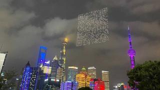 Usan un código QR gigante en el cielo de Shanghái para promocionar un videojuego