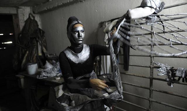 El hada de la calle Mercaderes se lleva 20 dólares en una sola jornada. El sueldo promedio mensual ronda los 29. Un ingeniero industrial recibe, por ejemplo, 32 dólares al mes trabajando ocho horas diarias.