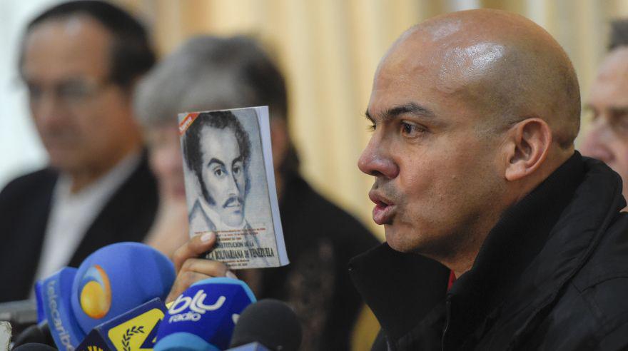 La acusación del Departamento de Estado de EE.UU. alega que Cliver Alcalá y otros altos funcionarios chavistas recibieron sobornos de las FARC a cambio de asegurar los envíos de cocaína a través de Venezuela.