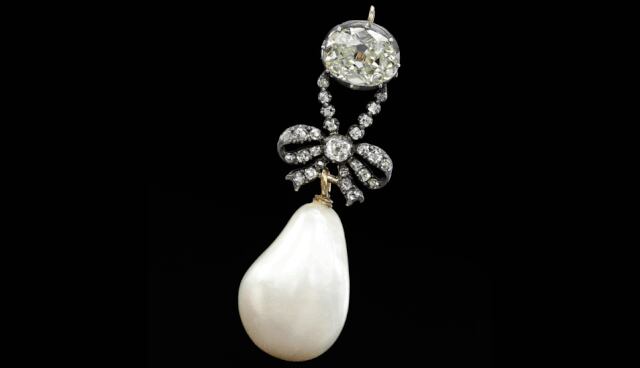 FOTO 5 | Un diamante y un colgante de perlas naturales que una vez perteneció a María Antonieta, estimada entre US$ 1 millón y US$ 2 millones. (Foto: AP)