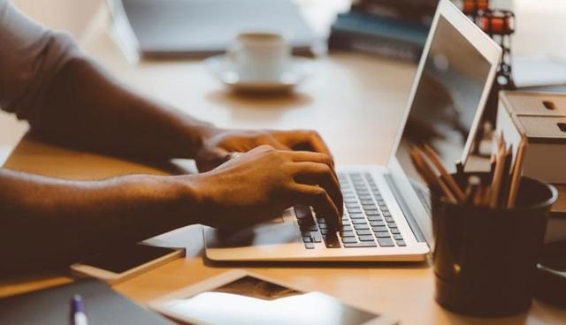 FOTO 19 | 19. Transcripciones. Los estudiantes que nacieron con las computadoras sin duda saben cómo escribir rápido, una habilidad necesaria para hacer transcripciones vía remota. Para equiparte necesitarás unos buenos audífonos, tu computadora y un procesador de palabras. Los sueldos varían según la industria pero para darte una idea, las transcripciones médicas en Estados Unidos se pagan a $15.29 la hora.

Para empezar a trabajar busca “transcription” en sitios como Glassdoor, o te puedes registrar como freelance en sitios como TranscribeMe, Go Transcript y UpWork. (Foto: Getty)