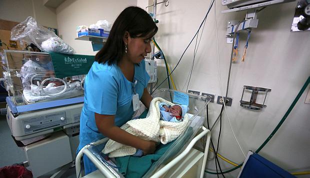 Essalud entrega un subsidio de 820 soles&nbsp;por lactancia. (Foto: El Comercio)