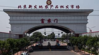Mercado Xinfadi en Pekín suspende ventas y almacenamiento de alimentos congelados ante casos de COVID