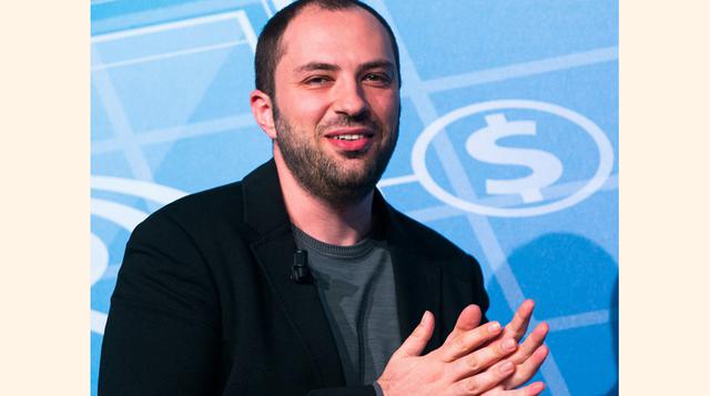 Luego Facebook adquirió la compañía de mensajería móvil WhatsApp por la friolera de US$ 19,000 millones en febrero del 2014. Su cofundador, Jan Koum, ahora es un miembro de la junta de Facebook y el servicio ahora tiene más de 1,000 millones de usuarios a